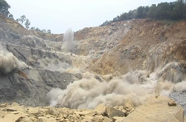  p>爆破飞石公害己经成为爆破工程中最为严重的潜在事故因累之一.