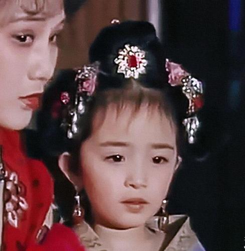 杨幂可谓是实实在在的老戏骨了,4岁被挑中出演咸宜公主,一直到10岁