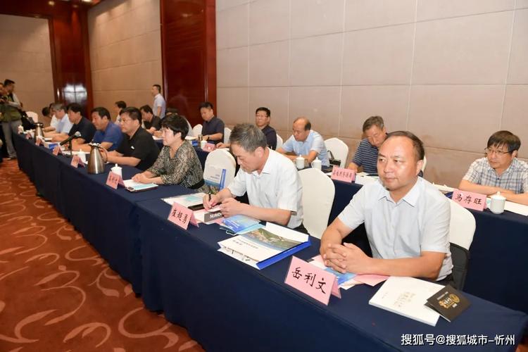 张埃平代表县人民政府与唐山市达鑫瓷业有限公司董事长于华维签约保德