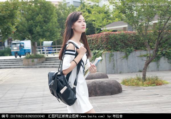 [正版商业] 背着书包走在路上的女学生