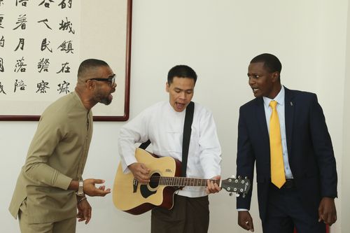 单大国副院长慰问在校警务硕士留学生