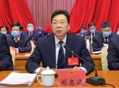 杨玉峰,苏凯,康义文,卢剑,徐兴文,李红军,韩伟杰和大会主席团成员在