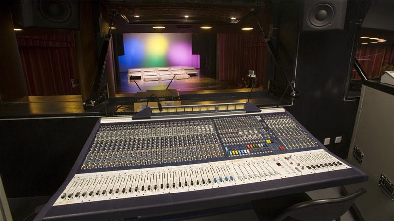 戏剧场灯光音响控制室