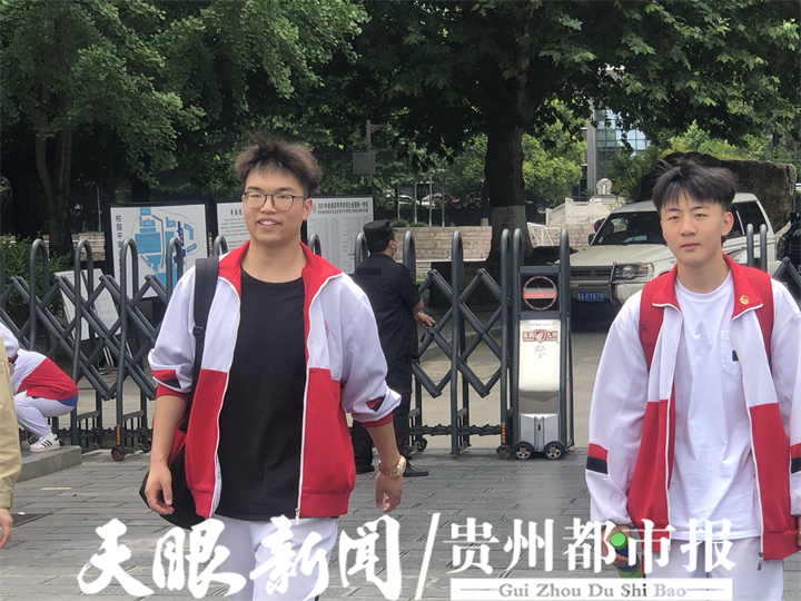 【天眼新闻记者在现场】贵阳清华中学考点:第一场考试结束 考生笑容
