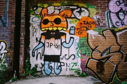 城市街角的涂鸦高清图片"涂鸦"英文是"graffiti",是一种视觉字体设计