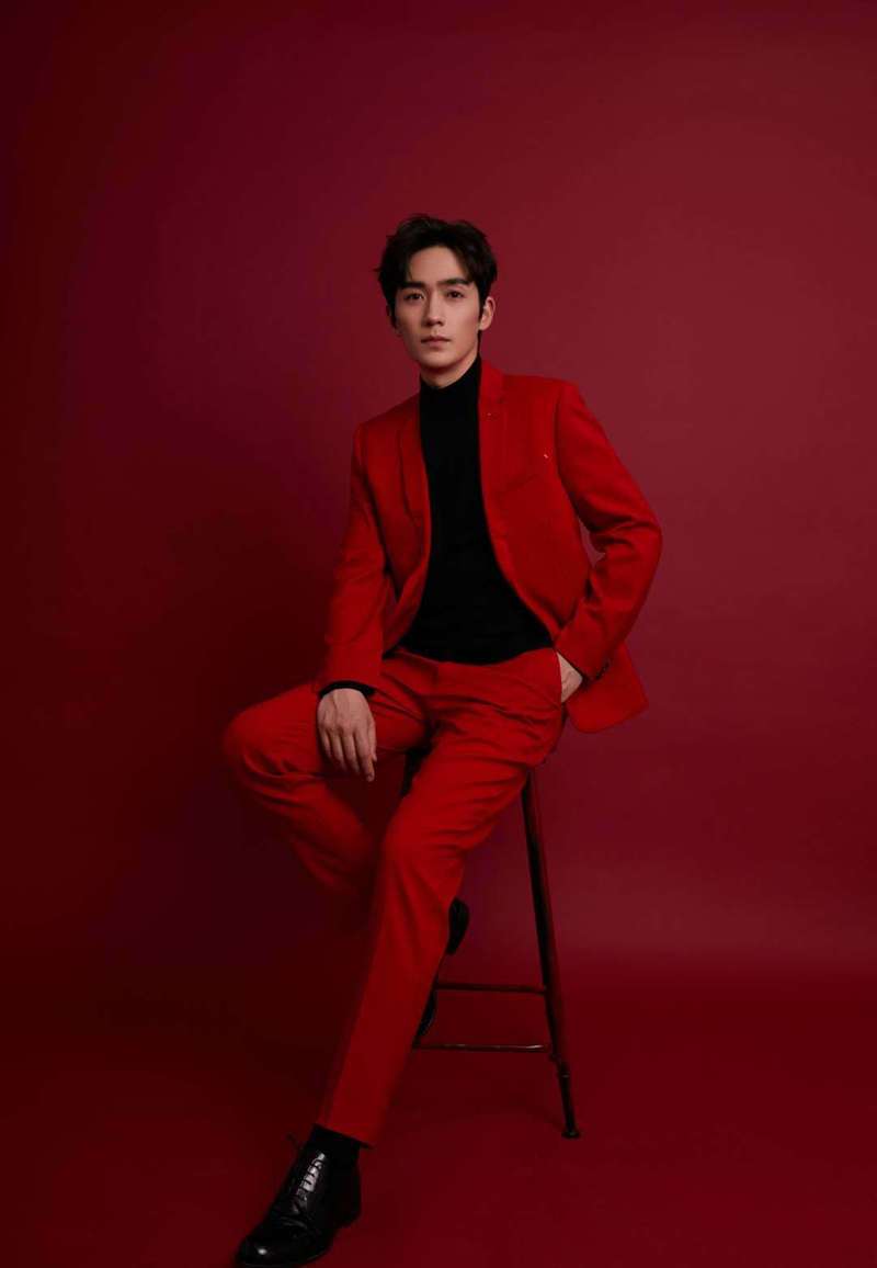 当男星穿上红西服,朱一龙是翩翩贵公子模样啊,罗云熙这样好霸气