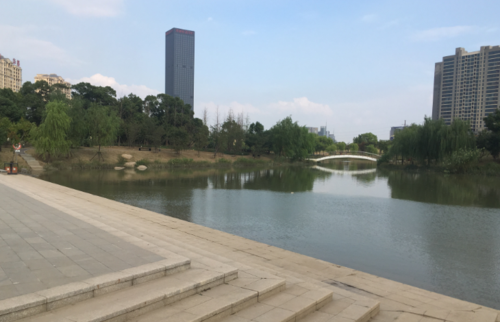 总的来说,芙蓉湖公园不算很大,主要的景点也是围绕着芙蓉湖设计的