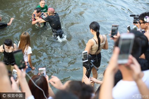 尬舞团为抢粉丝跳河湿身斗舞 围观群众看呆了