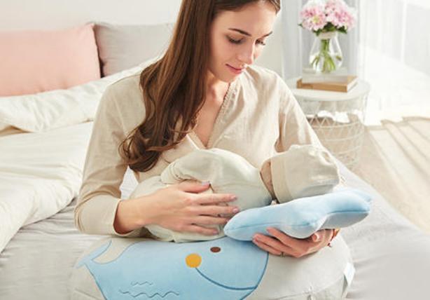 在给宝宝喂奶时,很多宝妈喜欢做这3件事,却可能影响