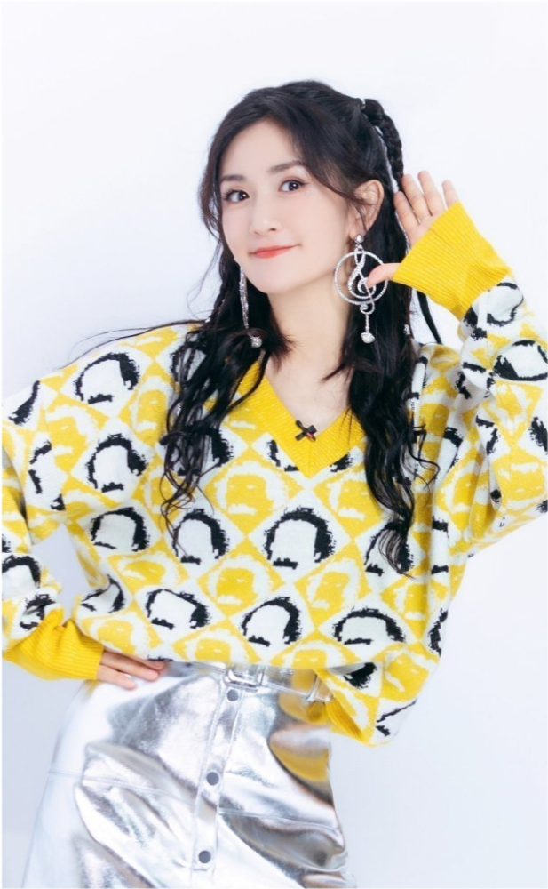 谢娜二胎产后正式复工,包裹严实身材未完全恢复,与赵丽颖一起录制