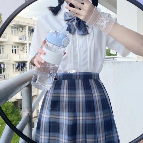 镜子大小刚刚好能拍进半身,穿搭很简单～夏天好看的水杯和拍照更配哦
