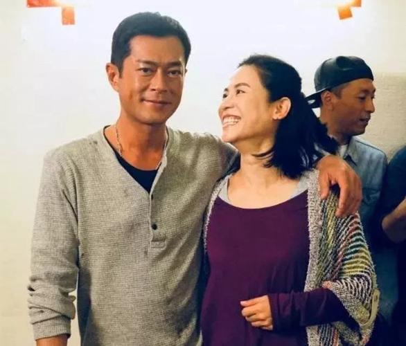 古天乐与宣萱恋情曝光?古天乐宣萱搂肩贴耳热聊好亲密【图】