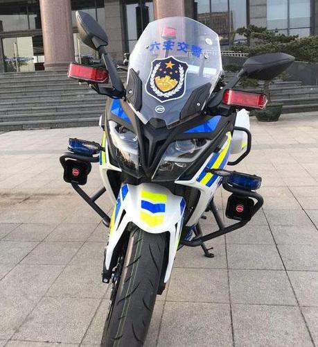 是一辆春风400gt摩托车,这辆摩托车的特殊之处就是它是一辆警用摩托车