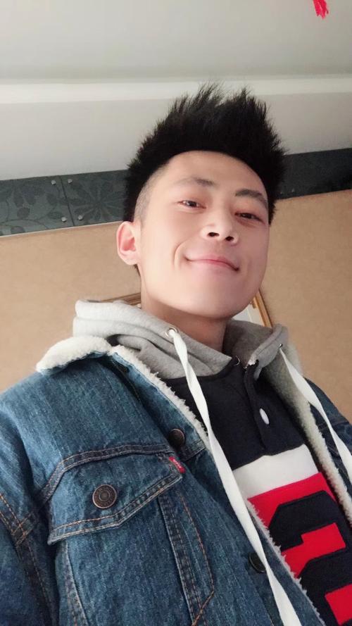 搀扶老人的帅小伙,陈嘉祥