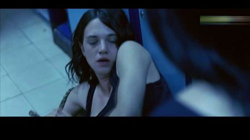 美貌女子酒吧被闺蜜下迷药后,被陌生男子带上车