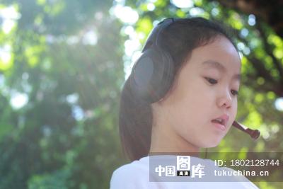 戴耳机听音乐的小女孩
