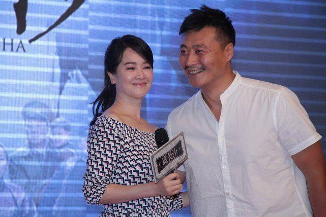 左小青穿短裙秀美腿一把年纪也有妙曼身姿也太吸引人了