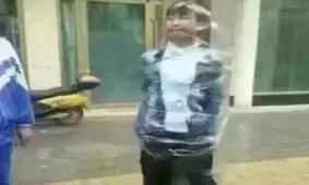 打脸的后续新闻来了:扛把子东哥被人用透明胶布绑在了电线杆上,还在qq