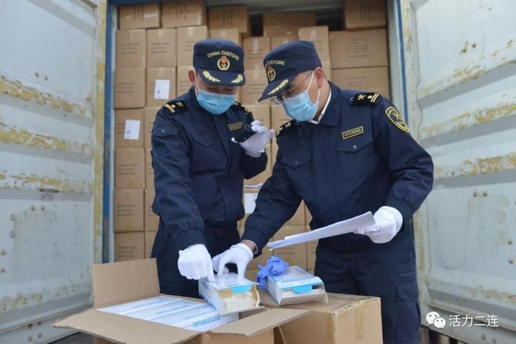 二连海关关员查验班列出口物资.
