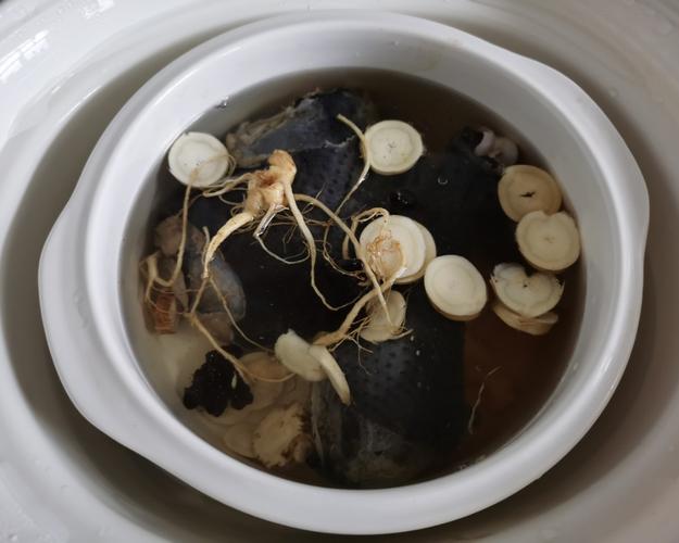 产后进补圣品:人参乌鸡汤