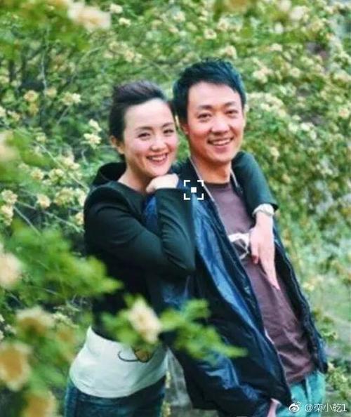 他还挺害羞的,直接问了一句谁要洗衣粉,还没等人反应过来就塞进朱媛媛