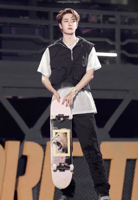 王一博一直被黑"文盲""九漏鱼",但其实人家是正经海归