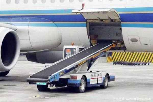 行李传送车是用于飞机装卸行李,包裹及邮件等货物的专用设备,一般会
