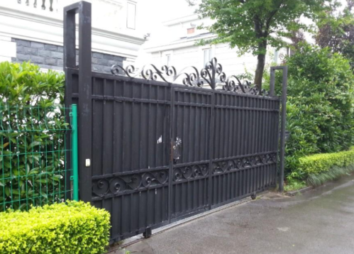 2,如果铁门特别大的话,一定要做好预埋件,否则后期非常容易松动,还