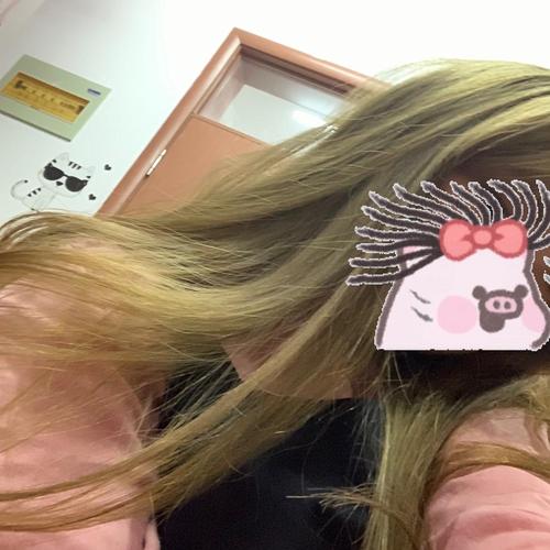 棕色 当时就想染灰棕但tony说还要漂我就没干了 现在掉色掉的好精神