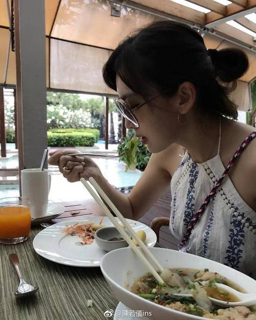 其实可以说陈若仪已经相当低调了,她并没有时刻在ins上晒林志颖,或者