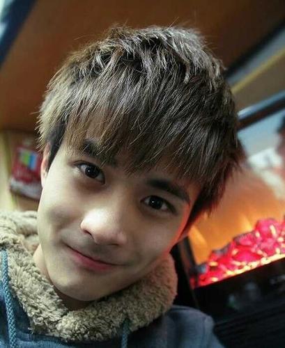 这款烫发发型最适合发量多的男生啦,蓬松的齐刘海短发层次感十足