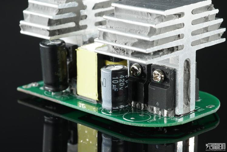 米家车载逆变器拆解:12v秒变220v