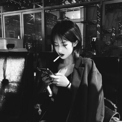 头像霸气抽烟的女生超级霸气的女生抽烟头像