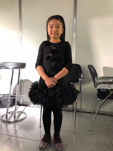 获邀任嘉宾谭芷昀助德国莎莲迪安唱爆圣诞香港巨肺小萝莉