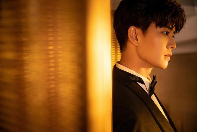 任嘉伦身穿经典黑白正装在一片红装中杀出重围,正装超鹅简直是人间