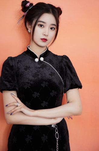 徐艺洋黑色旗袍写真,俏皮丸子头少女感十足