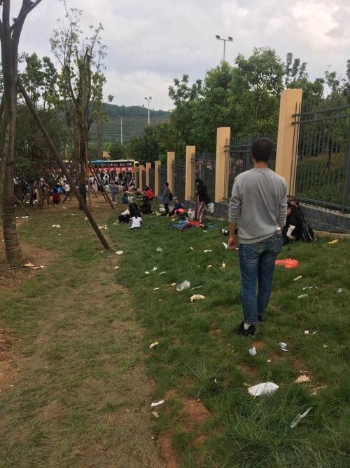 实拍!今天镇雄城南中学人山人海,垃圾遍地!