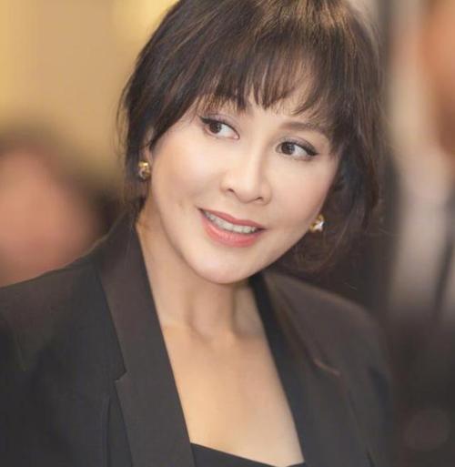 刘嘉玲终于换发型仅仅剪了个刘海连气质都变温柔了