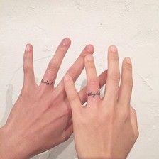 tattoo* 手指上的小纹身