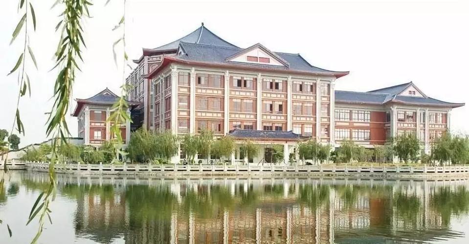 南医大的图书馆外表古香古色,内心却小清新.