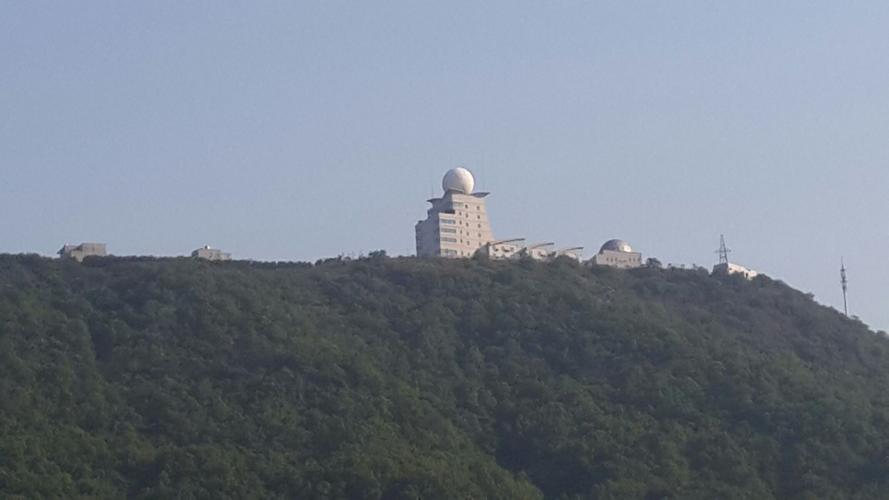 看,这是达蓬山上的一个气象台.