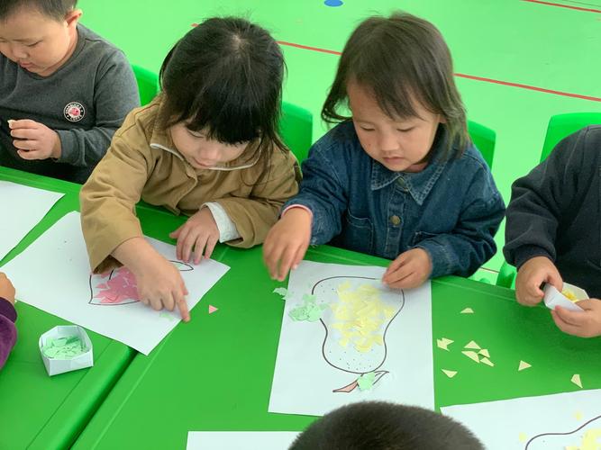 培英幼儿园小班——《水果粘贴画》