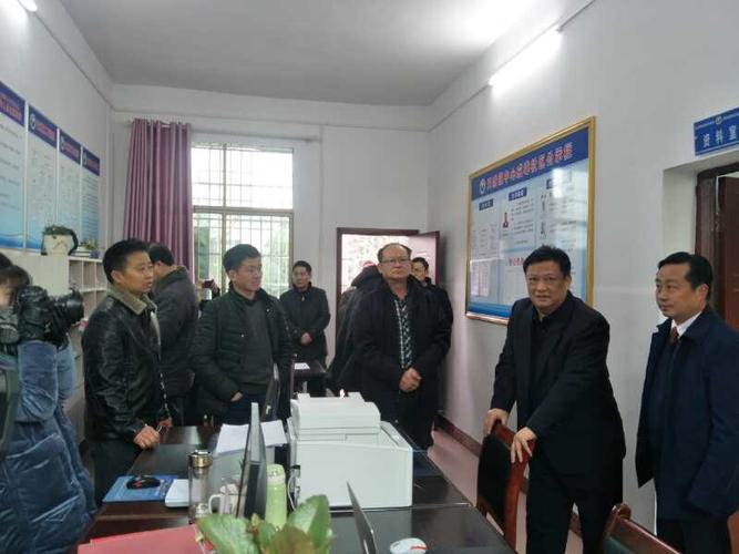 在省司法厅长陈文贵的率领下,来到了崇阳县天城镇中心戒毒社区