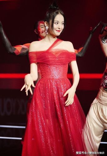 古力娜扎身穿红色一字肩礼服裙,简直美不可方物