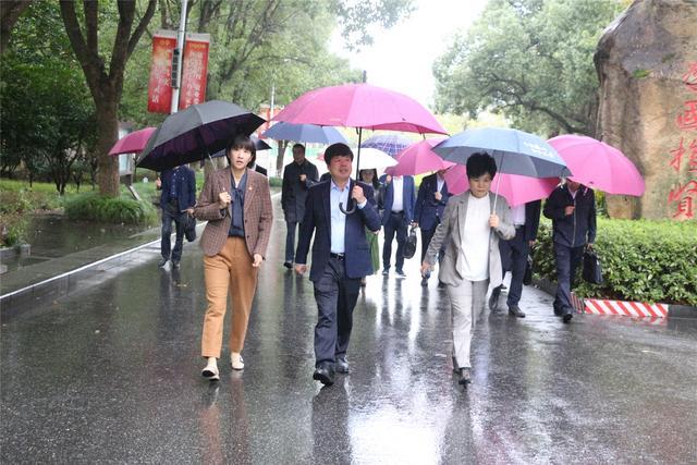 10月20日上午,湖州市委常委,组织部部长徐仲仪一行在市教育局局长金淦