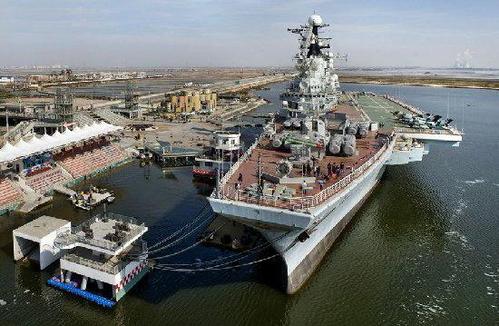 原创明斯克号航母:锚泊南通苏通大桥旁数年,再造航母主题公园要悬了