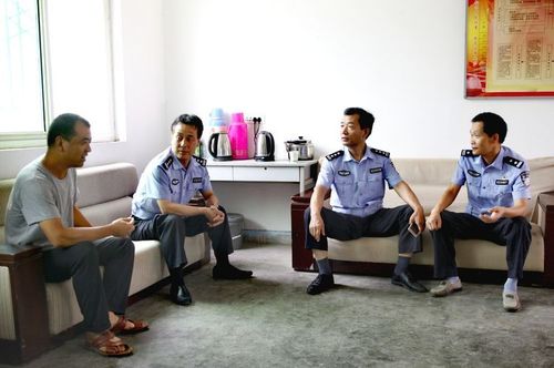 宝鸡交警支队张怀顺政委一行慰问马家湾村驻村扶贫工作队民警