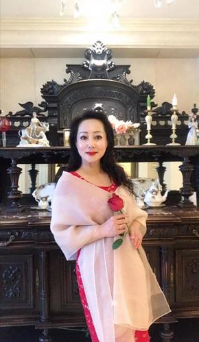 不惧风霜岁月考验,60岁女人气质依然风采照人