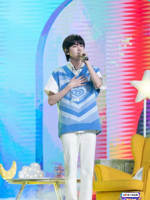 78#宋亚轩爱心针织马甲造型 # 胸口画爱心,眼里亮晶晶@时代少年团