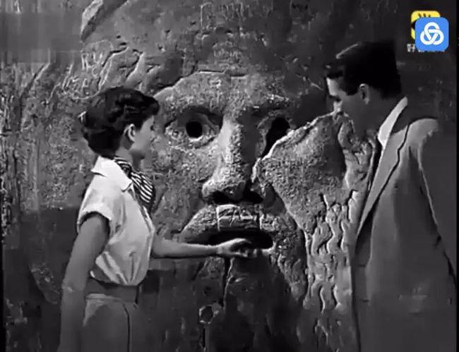 我们先来回顾一下《罗马假日》里的赫本和格拉高, "真理之口",因